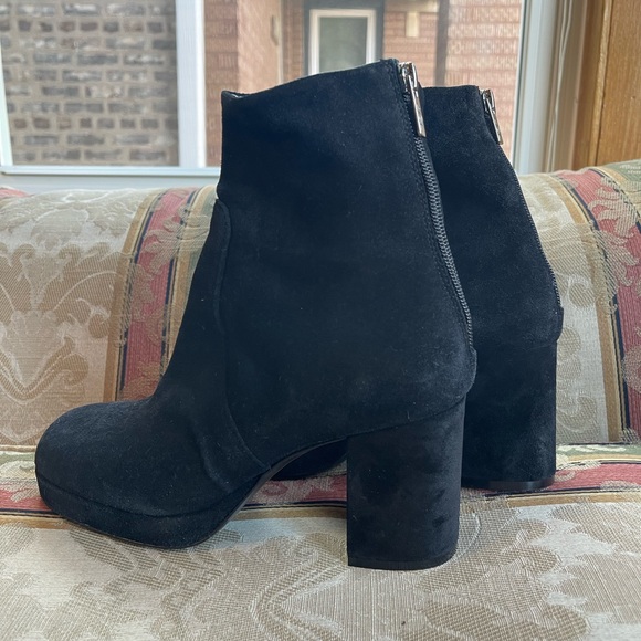 AGL Women’s Betty Block Heel Bootie. Size 35.5 EU/ 5.5 US
N12-02 - Picture 3 of 8